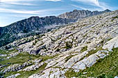 Parco del Mercantour. Valle di Fontanalba. Fotografia presa vicino ai rifugi delle guardie. Sullo sfondo chiude l'orizzonte il massiccio del Monte Bego, in primo piano e a destra, le rocce di Fontanalba.